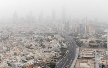 الأرصاد الجوية الكويتية: انخفاض في الرؤية الأفقية بسبب الغيوم الرعدية والرياح المثيرة للغبار