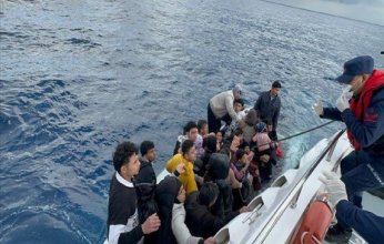 السلطات التركية تنقذ 25 مهاجرا غير شرعي تعطل قاربهم قبالة سواحل أنطاليا
