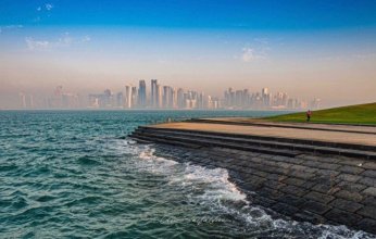 الأرصاد الجوية القطرية تحذر من رياح قوية على الساحل وأمواج عالية في عرض البحر الليلة