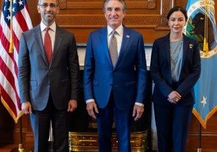 سفيرة الكويت بواشنطن والرئيس التنفيذي لمؤسسة البترول يبحثان مع وزير الداخلية الأمريكي تعزيز التعاون الاستراتيجي