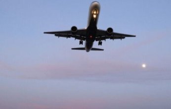 شاهد| بالفيديو.. فوضى على متن طائرة أمريكية بسبب زائرين غير مرغوب فيهما