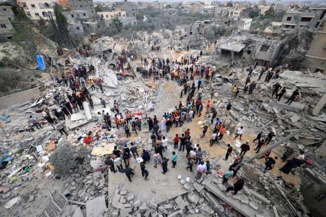 استشهاد 7 فلسطينيين وإصابة آخرين جراء القصف الإسرائيلي المتواصل على قطاع غزة استشهاد 7 فلسطينيين وإصابة آخرين جراء القصف الإسرائيلي المتواصل على قطاع غزة