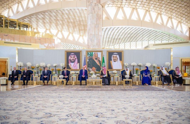 الوفد المرافق للرئيس الأمريكي بالرياض يعكس رغبة في الارتقاء بالشراكات الاقتصادية والاستثمارية الوفد المرافق للرئيس الأمريكي بالرياض يعكس رغبة في الارتقاء بالشراكات الاقتصادية والاستثمارية