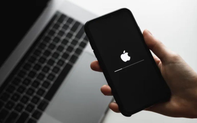 آبل تستعد لإطالة عمر بطارية آيفون عبر الذكاء الاصطناعي في نظام iOS 19 آبل تستعد لإطالة عمر بطارية آيفون عبر الذكاء الاصطناعي في نظام iOS 19