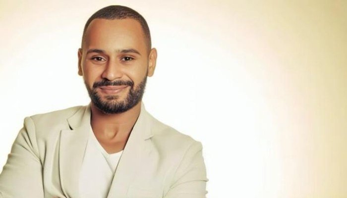 بعد عام من الاعتزال.. الفنان المغربي محمد الريفي يعود إلى الغناء بحفل «لحن العودة» بعد عام من الاعتزال.. الفنان المغربي محمد الريفي يعود إلى الغناء بحفل «لحن العودة»