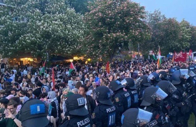 مظاهرات حاشدة في برلين بمناسبة عيد العمال احتجاجًا على تورط ألمانيا في حربي غزة وأوكرانيا.. فيديو مظاهرات حاشدة في برلين بمناسبة عيد العمال احتجاجًا على تورط ألمانيا في حربي غزة وأوكرانيا.. فيديو