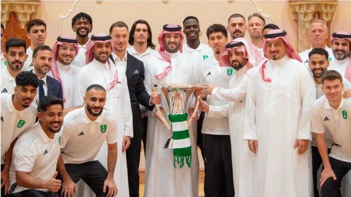 الأمير محمد بن سلمان يستقبل فريق الأهلي السعودي الأمير محمد بن سلمان يستقبل فريق الأهلي السعودي