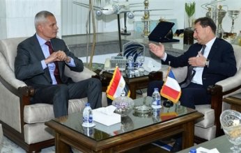 رئيس "مصر للطيران" يبحث تعزيز التعاون في مجال الطيران المدني مع فرنسا