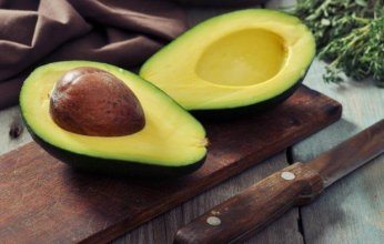 دراسة حديثة: تناول الأفوكادو خلال الحمل يقي الرضع من حساسية الطعام
