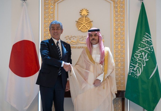 وزير الخارجية السعودي يبحث مع نظيره الياباني سبل تعزيز العلاقات الثنائية وزير الخارجية السعودي يبحث مع نظيره الياباني سبل تعزيز العلاقات الثنائية