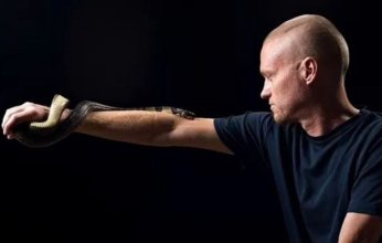 صدق أو لا تصدق.. رجل يحقن نفسه بسم الأفاعي لمدة 20 عامًا لهذا السبب (فيديو)