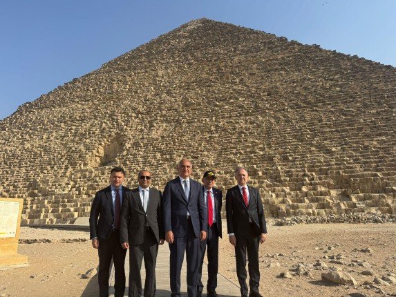 وزير الثقافة والسياحة التركي يزور منطقة أهرامات الجيزة… ويشيد بتاريخ المنطقة وعراقة الحضارة المصرية القديمة وزير الثقافة والسياحة التركي يزور منطقة أهرامات الجيزة… ويشيد بتاريخ المنطقة وعراقة الحضارة المصرية القديمة