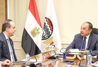 مصر: وزير قطاع الأعمال يبحث مع رئيس الرعاية الصحية دعم الصناعة الوطنية والتنمية المستدامة