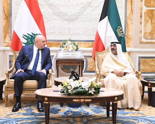 أمير الكويت والرئيس اللبناني يعقدان جلسة مباحثات رسمية تجمع العلاقات بين البلدين أمير الكويت والرئيس اللبناني يعقدان جلسة مباحثات رسمية تجمع العلاقات بين البلدين
