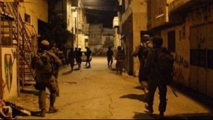 قوات الاحتلال تقتحم بلدة فرعون جنوب طولكرم ويعتقل شابًا فلسطينيًا قوات الاحتلال تقتحم بلدة فرعون جنوب طولكرم ويعتقل شابًا فلسطينيًا