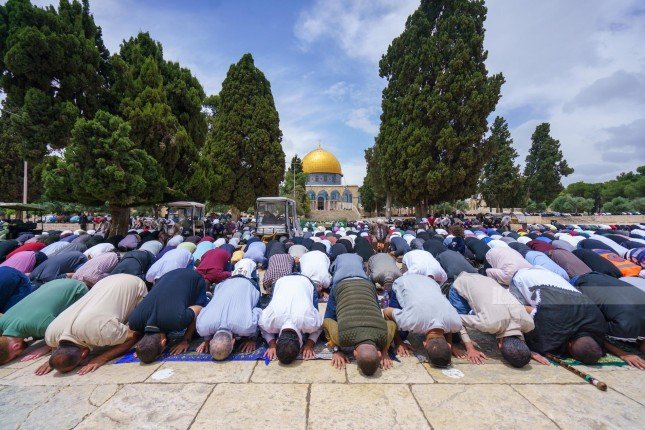 نحو 45 ألف فلسطيني يؤدون صلاة الجمعة في المسجد الأقصى نحو 45 ألف فلسطيني يؤدون صلاة الجمعة في المسجد الأقصى