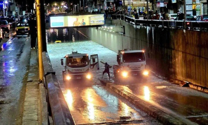 بالفيديو.. ثلوج وأمطار صيفية غزيرة تضرب محافظة الإسكندرية في مصر بالفيديو.. ثلوج وأمطار صيفية غزيرة تضرب محافظة الإسكندرية في مصر