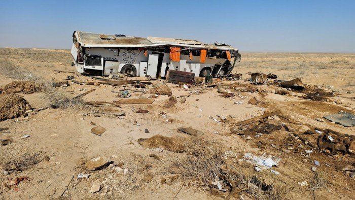 سوريا.. مصرع 6 أشخاص في حادث مروّع بين حافلة ركاب وشاحنة أغنام على طريق البادية سوريا.. مصرع 6 أشخاص في حادث مروّع بين حافلة ركاب وشاحنة أغنام على طريق البادية