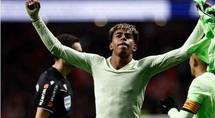 برشلونة يكافىء لامين جمال في عيد ميلاده الـ18 برشلونة يكافىء لامين جمال في عيد ميلاده الـ18