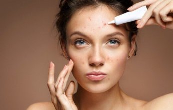 طفح الوجه.. هل هو مجرد حساسية أم جرس إنذار لأمراض باطنية؟