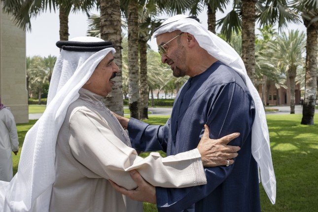 البحرين و الإمارات تبحثان سبل تعزيز العلاقات الثنائية بين البلدين البحرين و الإمارات تبحثان سبل تعزيز العلاقات الثنائية بين البلدين