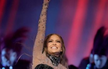 النجمة العالمية جينيفر لوبيز تُشعل مسرح AMAs بعرض جريء يتصدّر التفاعل