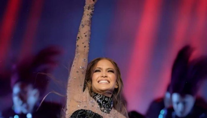 النجمة العالمية جينيفر لوبيز تُشعل مسرح AMAs بعرض جريء يتصدّر التفاعل النجمة العالمية جينيفر لوبيز تُشعل مسرح AMAs بعرض جريء يتصدّر التفاعل