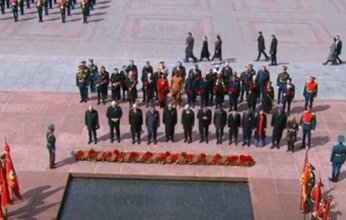 الرئيس المصري يشارك في وضع الزهور على «النصب التذكاري» لقبر الجندي المجهول بحديقة ألكسندروفسكي