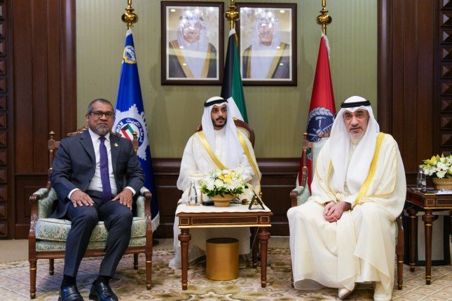 الكويت.. رئيس مجلس الوزراء بالإنابة يبحث مع وزير خارجية المالديف العلاقات الثنائية وقضايا إقليمية ودولية الكويت.. رئيس مجلس الوزراء بالإنابة يبحث مع وزير خارجية المالديف العلاقات الثنائية وقضايا إقليمية ودولية