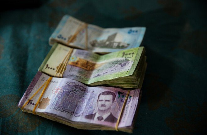 مصرف سوريا المركزي يرفع قيمة الليرة ويخفض سعر صرف الدولار إلى 11 ألفًا مصرف سوريا المركزي يرفع قيمة الليرة ويخفض سعر صرف الدولار إلى 11 ألفًا