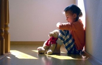 دراسة حديثة: الطفولة القاسية تترك آثاراً طويلة الأمد على الدماغ ووظائفه الإدراكية