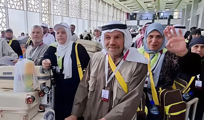 قوافل الحجاج السوريين تنطلق مباشرةً من مطار دمشق إلى السعودية لأول مرة منذ 14 عاماً قوافل الحجاج السوريين تنطلق مباشرةً من مطار دمشق إلى السعودية لأول مرة منذ 14 عاماً