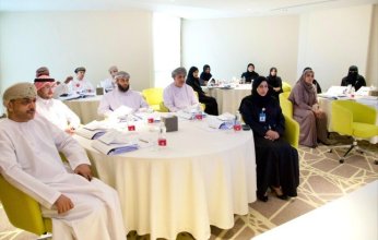 تربويون خليجيون يناقشون في مسقط أهمية التعلم المدمج ودواعي تطبيقه