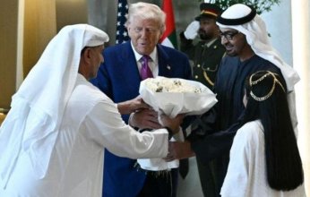 الرئيس الأمريكي ترامب يتفاعل مع الغناء أثناء استقباله بالإمارات