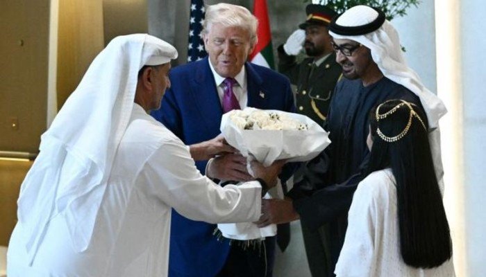 الرئيس الأمريكي ترامب يتفاعل مع الغناء أثناء استقباله بالإمارات الرئيس الأمريكي ترامب يتفاعل مع الغناء أثناء استقباله بالإمارات