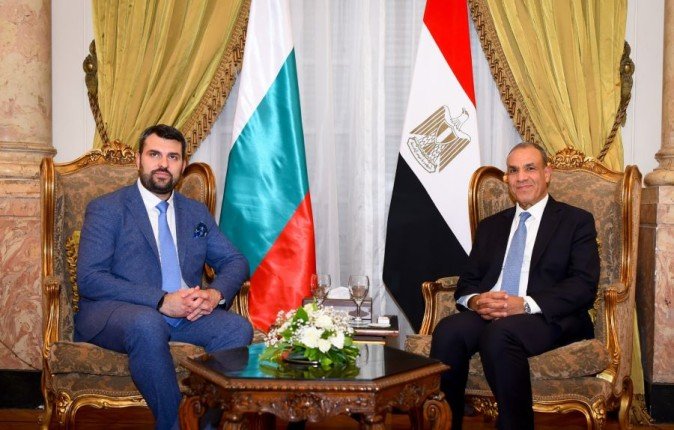 وزير الخارجية المصري يشيد بالنمو المتسارع للعلاقات الاقتصادية مع بلغاريا ويبحث ملفات إقليمية مشتركة وزير الخارجية المصري يشيد بالنمو المتسارع للعلاقات الاقتصادية مع بلغاريا ويبحث ملفات إقليمية مشتركة