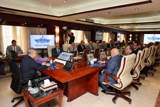 رئيس هيئة قناة السويس المصرية: الأوضاع الأمنية بالبحر الأحمر تشهد "تطورات إيجابية" رئيس هيئة قناة السويس المصرية: الأوضاع الأمنية بالبحر الأحمر تشهد "تطورات إيجابية"