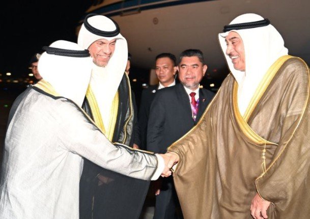 ولي العهد الكويتي يصل ماليزيا للمشاركة في قمم "آسيان - الخليج" و"آسيان - الصين" ولي العهد الكويتي يصل ماليزيا للمشاركة في قمم "آسيان - الخليج" و"آسيان - الصين"
