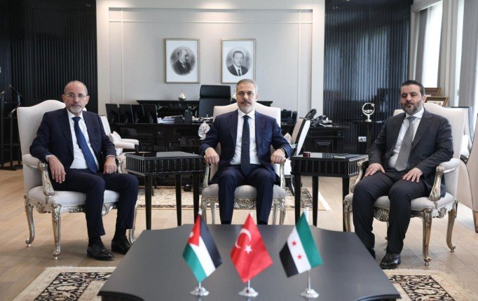 الاجتماع الثلاثي في أنقرة: دعم لدمشق ومطالبات برفع العقوبات ومواجهة العدوان الإسرائيلي الاجتماع الثلاثي في أنقرة: دعم لدمشق ومطالبات برفع العقوبات ومواجهة العدوان الإسرائيلي