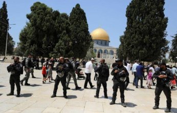 مستعمرون يقتحمون المسجد الأقصى بحماية شرطة الاحتلال الإسرائيلي