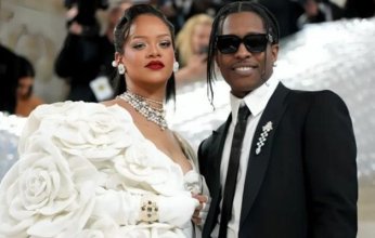 ريهانا تخطف الأنظار في «كان» تحت الأمطار.. .وتُبرز حملها الثالث خلال العرض الأول لفيلم "Highest 2 Lowest"