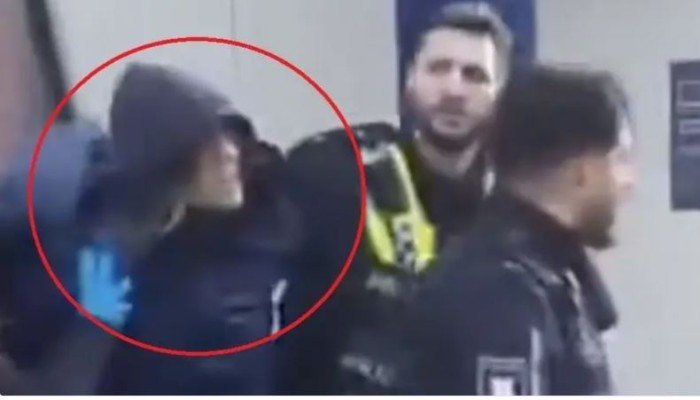 بالفيديو.. لحظة القبض على منفذة هجوم الطعن في هامبورغ بالفيديو.. لحظة القبض على منفذة هجوم الطعن في هامبورغ