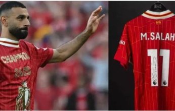 رقم خيالي لـ قميص «صلاح» بمزاد علني