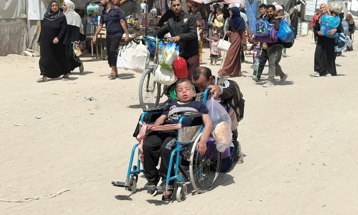 فلسطينيو غزة.. بين كابوس النزوح القسري ووطأة القصف المكثف فلسطينيو غزة.. بين كابوس النزوح القسري ووطأة القصف المكثف