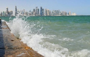 الأرصاد الجوية القطرية تحذر من رياح قوية وأمواج عالية في عرض البحر الليلة