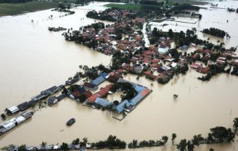 مصرع 15 شخصا بسبب الفيضانات شرقي إندونيسيا