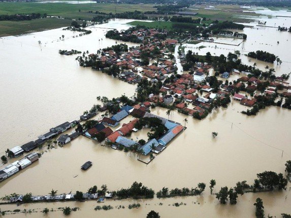 مصرع 15 شخصا بسبب الفيضانات شرقي إندونيسيا مصرع 15 شخصا بسبب الفيضانات شرقي إندونيسيا