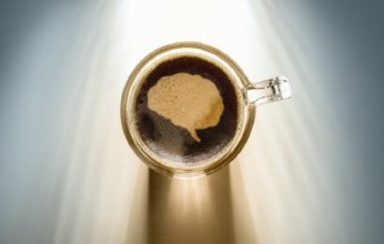 دراسة: الكافيين يربك نشاط الدماغ الليلي ويضعف جودة النوم