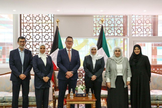 الكويت.. وزيرة المالية تبحث مع شركة (جوجل كلاود) أطر الشراكة الاستراتيجية لدعم مسار التحول الرقمي الكويت.. وزيرة المالية تبحث مع شركة (جوجل كلاود) أطر الشراكة الاستراتيجية لدعم مسار التحول الرقمي