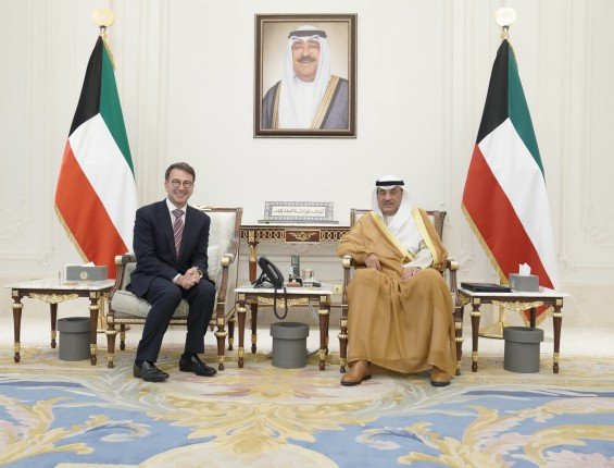 ولي العهد الكويتي يستقبل نائب الرئيس التنفيذي والمدير التجاري لشركة (مايكروسوفت) ولي العهد الكويتي يستقبل نائب الرئيس التنفيذي والمدير التجاري لشركة (مايكروسوفت)